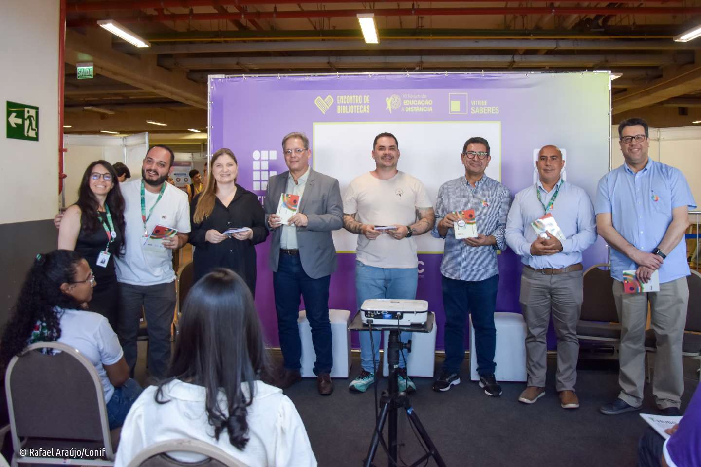 Livro sobre experiências inovadoras do projeto I-hubs é lançado durante ConectaIF