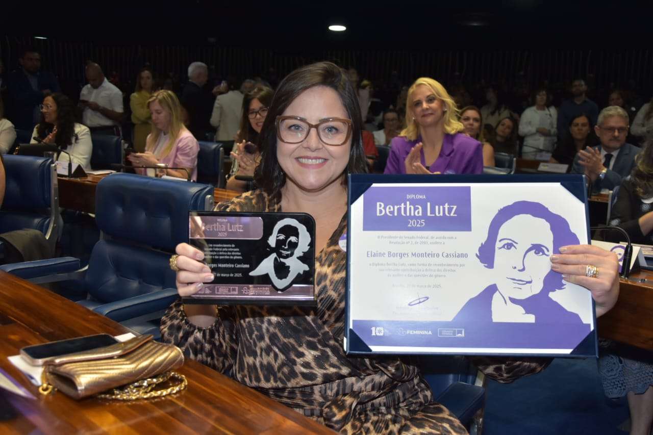 Reitora do IFMS é premiada no Senado por defesa dos direitos da mulher